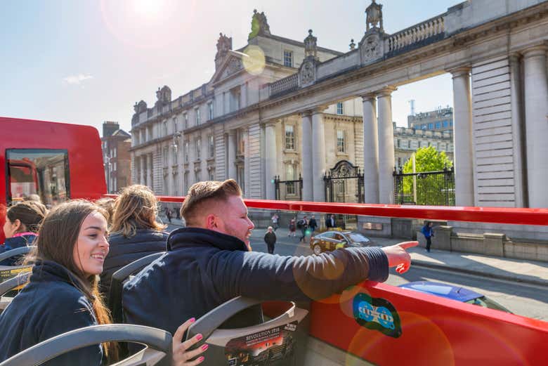 Apontando um monumento do ônibus turístico de Dublin
