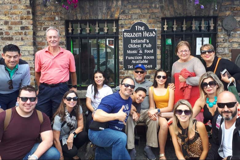 Foto de grupo em frente ao The Brazen Head