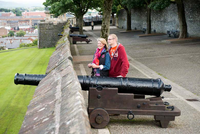 Junto a um canhão em Londonderry