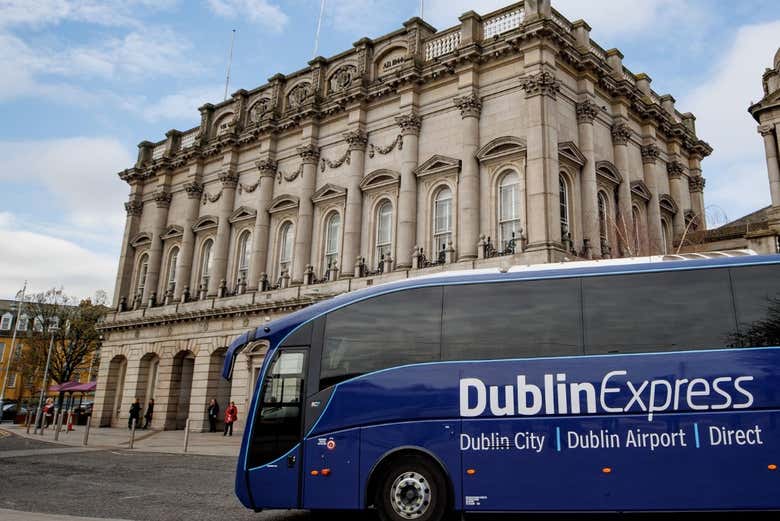 Ônibus em frente à Heuston Station