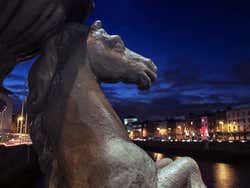 Estátua na margem do rio Liffey