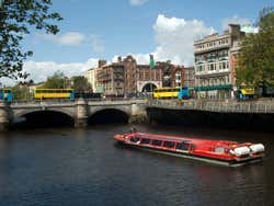 Passeando pelo rio Liffey de barco